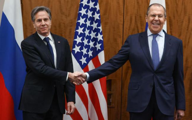 El ministro de Exteriores ruso, Serguéi Lavrov, junto a su homólogo estadounidense, Anthony Blinken, durante la reunión que mantuvieron la semana pasada