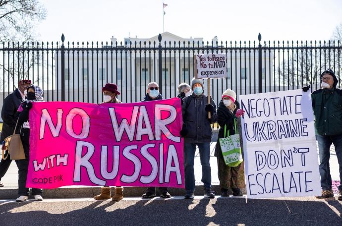 Activistas contra la guerra se congregan frente a la Casa Blanca.