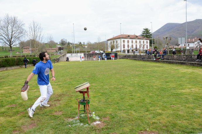 La espectacular plaza de Lamiarrita, en Arizkun, volvió a acoger un partido de laxoa 20 años después.