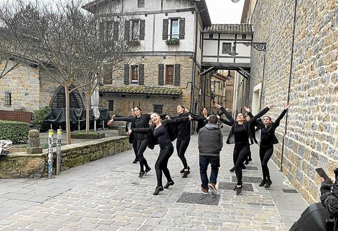 Algunas de las grabaciones de Le Bal, con coreografías en lugares emblemáticos de Pamplona: la Plaza del Ayuntamiento, la Catedral, el Caballo Blanco y el Portal Nuevo. Fotos: cedidas