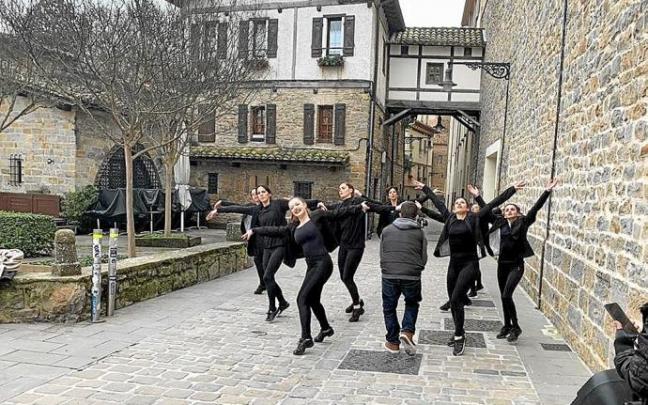 Algunas de las grabaciones de Le Bal, con coreografías en lugares emblemáticos de Pamplona: la Plaza del Ayuntamiento, la Catedral, el Caballo Blanco y el Portal Nuevo. Fotos: cedidas Algunas de las grabaciones de Le Bal, con coreografías en lugares emblemáticos de Pamplona: la Plaza del Ayuntamiento, la Catedral, el Caballo Blanco y el Portal Nuevo. Fotos: cedidas