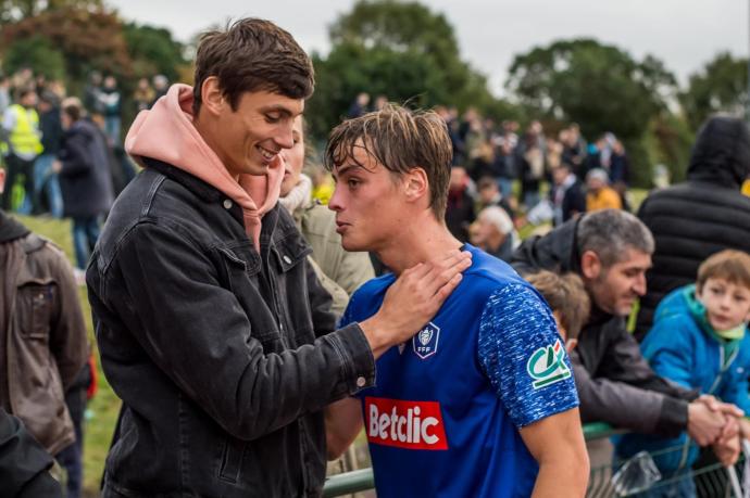 Robin Le Normand saluda a su hermano Théo tras el partido.