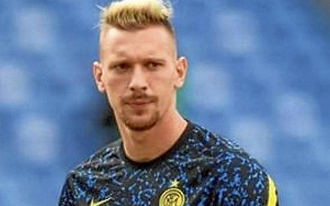 Ionut Radu, con el balón en las manos en una de sus escasas participaciones con el Inter. Foto: N.G.