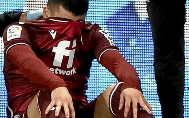 Ander Barrenetxea se lamenta tras sufrir la lesión que le obligó a dejar el partido.