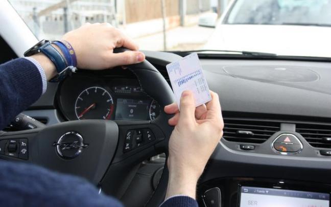 Un hombre muestra su permiso de conducción. Un hombre muestra su permiso de conducción.