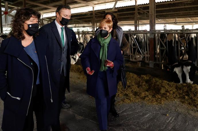 Los responsables políticos, durante su visita a una granja en Karrantza.