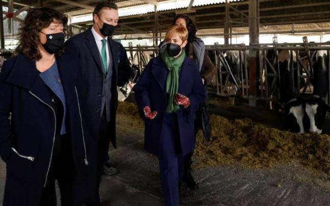 Los responsables políticos, durante su visita a una granja en Karrantza. Los responsables políticos, durante su visita a una granja en Karrantza.
