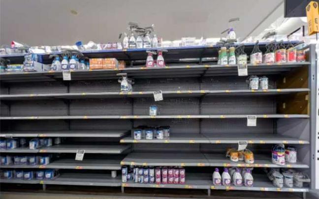 Muchos comercios se han quedado sin suministros de leche en polvo infantil. Muchos comercios se han quedado sin suministros de leche en polvo infantil.