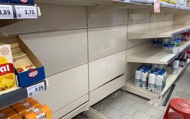 Estantería de supermercado durante la huelga del transporte.