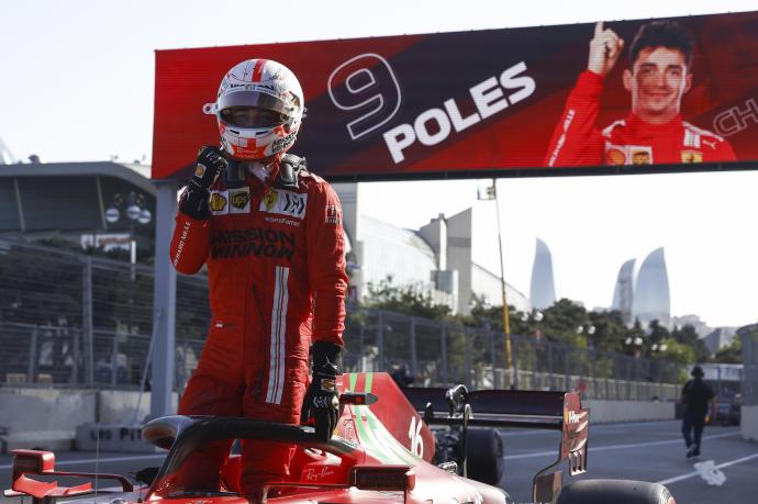 El piloto Charles Leclerc celebra su 'pole'.