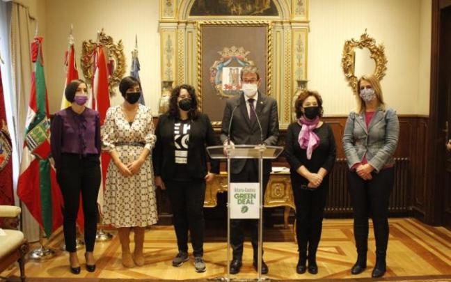 La corporación municipal durante la lectura del posicionamiento institucional.