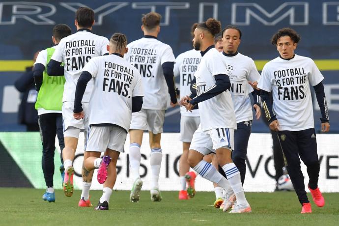 Los jugadores del Leeds antes de enfrentarse ayer al Liverpool.