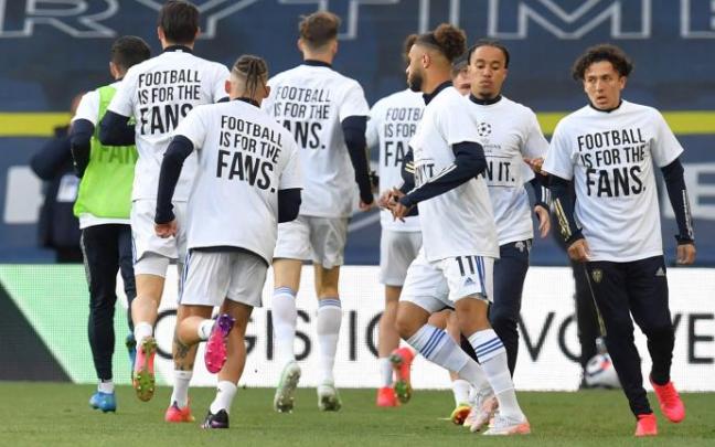 Los jugadores del Leeds antes de enfrentarse ayer al Liverpool.