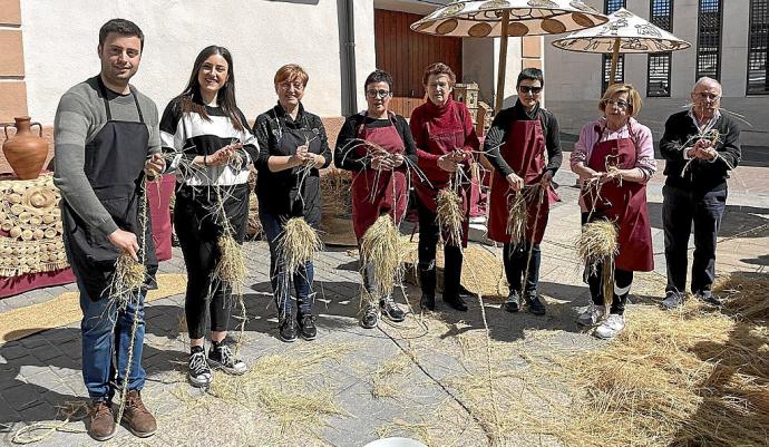 Los vecinos de Sesma que mostraron la forma de hilar y trenzar el esparto durante toda la mañana.