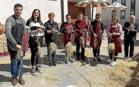 Los vecinos de Sesma que mostraron la forma de hilar y trenzar el esparto durante toda la mañana.