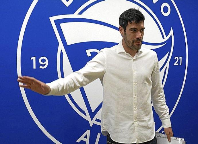 Manu García posa ayer junto al escudo del Alavés en la jornada que supuso su adiós del club de toda su vida. Foto: Alex Larretxi