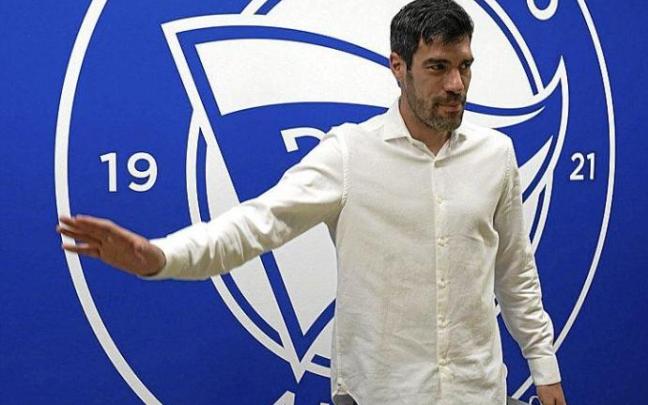 Manu García posa ayer junto al escudo del Alavés en la jornada que supuso su adiós del club de toda su vida. Foto: Alex Larretxi