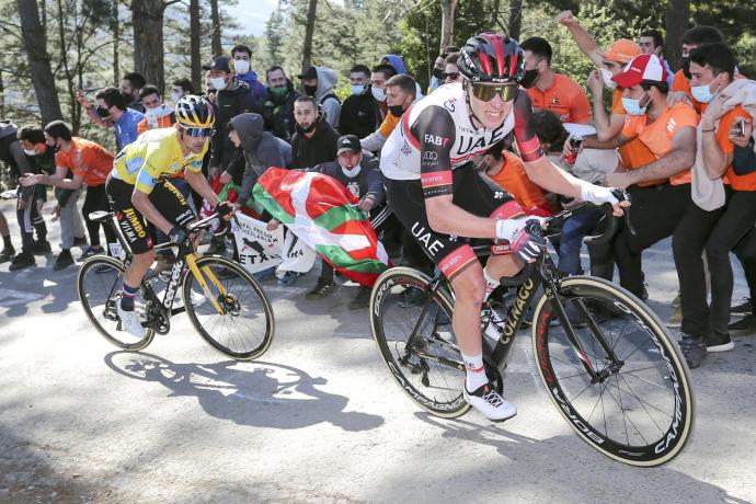 Pogacar tira con Roglic aguantando a su rueda en la subida a Ermualde.