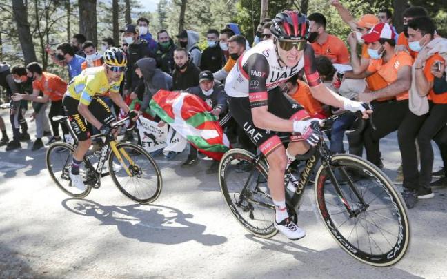 Pogacar tira con Roglic aguantando a su rueda en la subida a Ermualde.