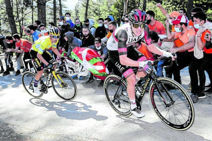 Pogacar tira con Roglic aguantando a su rueda en la subida a Ermualde. Foto: Photo Gomez Sport