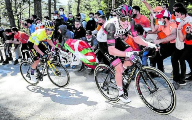 Pogacar tira con Roglic aguantando a su rueda en la subida a Ermualde. Foto: Photo Gomez Sport