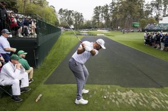 Jon Rahm golpea desde el tee del 18 durante la ronda de prácticas de ayer en el Augusta National.