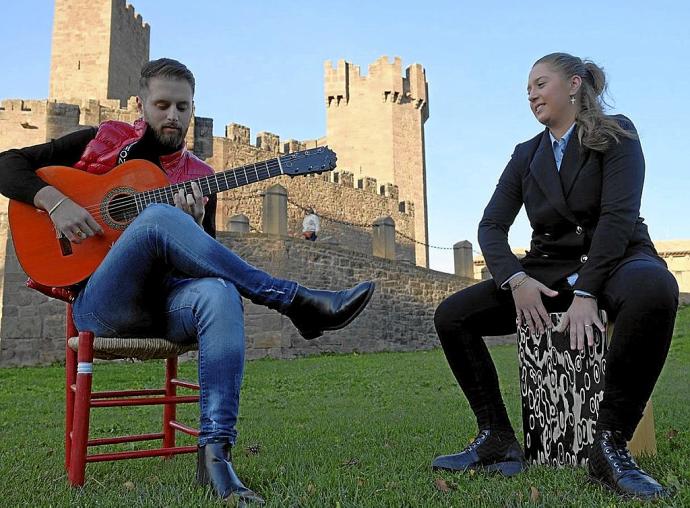 Bruno y Lorena Jiménez, tocan en la explanada del Castillo de Javier.