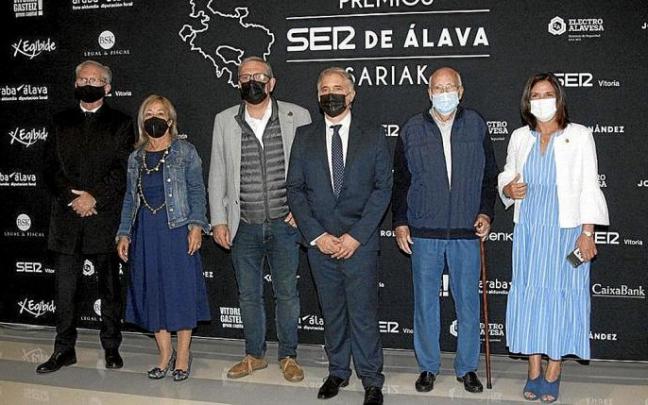 Emilio Sola, Pilar García de Salazar, Pedro Elosegi, José Ángel Cuerda y Beatriz Artolazabal, recibidos por el director de Ser Vitoria, José Luis Martín.