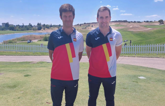 El cacereño Jorge Campillo (d) y el pamplonés Jesús Legarrea (i), ayer antes de partir hacia Tokio.