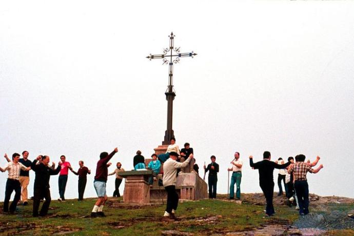 Amigos montañeros celebraron bailando mutildantza con Mariano Izeta, en el centro con jersey claro, la centésima ascensión a la cima de Legate del recordado euskaltzale.