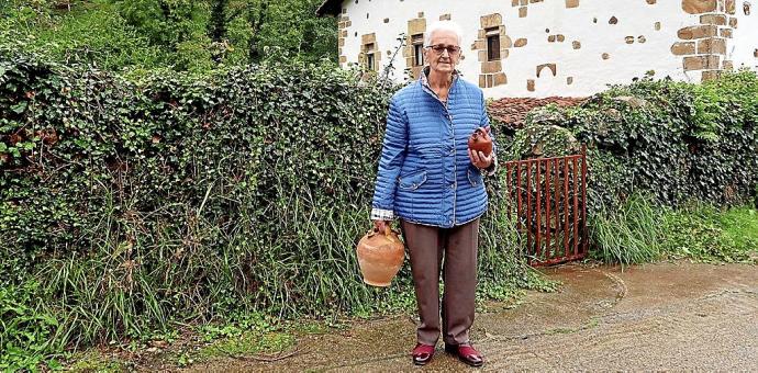 Pruden Agirre, madre de Tere Madinabeitia, con los dos 'murkos'. Foto: N.G.