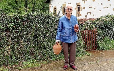 Pruden Agirre, madre de Tere Madinabeitia, con los dos 'murkos'. Foto: N.G.