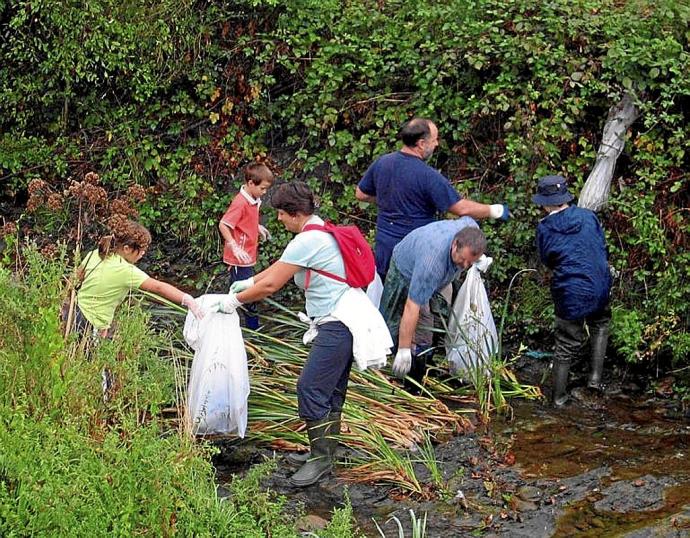 Legazpiarras limpiando el río, en una edición anterior. Foto: N.G.