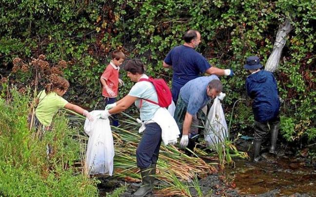 Legazpiarras limpiando el río, en una edición anterior. Foto: N.G. Legazpiarras limpiando el río, en una edición anterior. Foto: N.G.