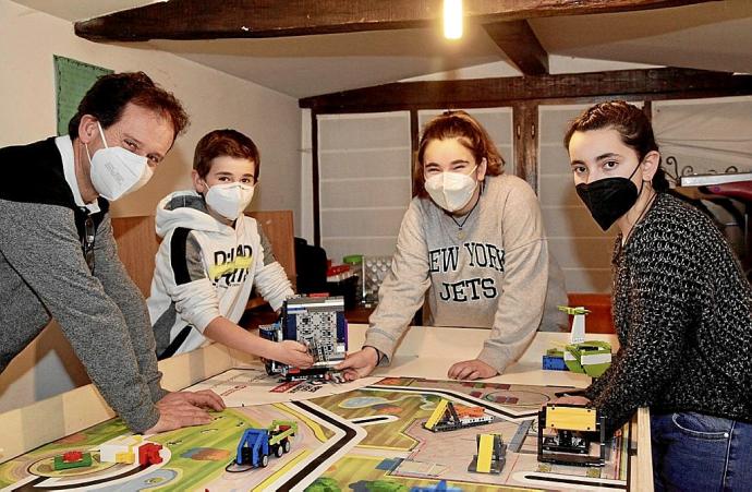 El equipo Lorditronik, integrado por Aitor (monitor), Julen, Maitane y Eider.