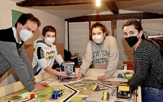 El equipo Lorditronik, integrado por Aitor (monitor), Julen, Maitane y Eider.