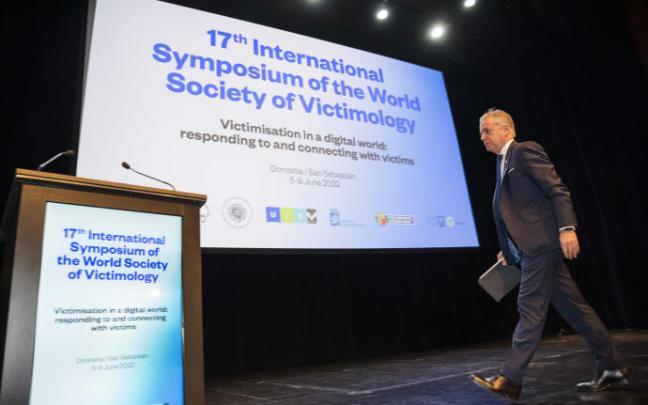 El lehendakari reafirma su apuesta por una nueva convivencia en un simposio sobre Victimología que se celebra en Donostia.