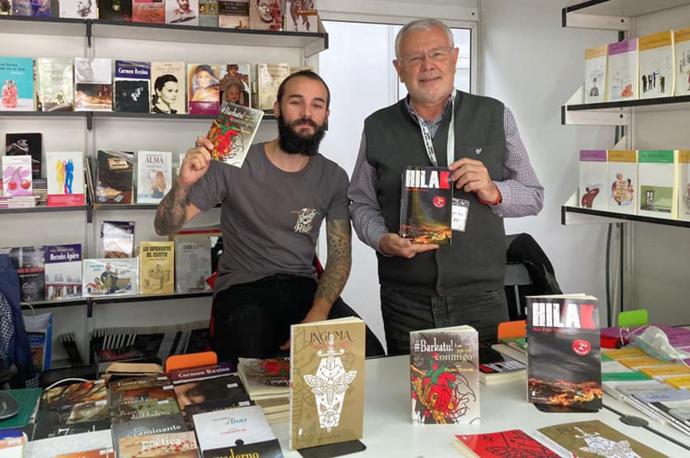 El leioaztarra Iker Polo Tomé, a la izquierda en la imagen, en su caseta de la Feria del Libro de Madrid.