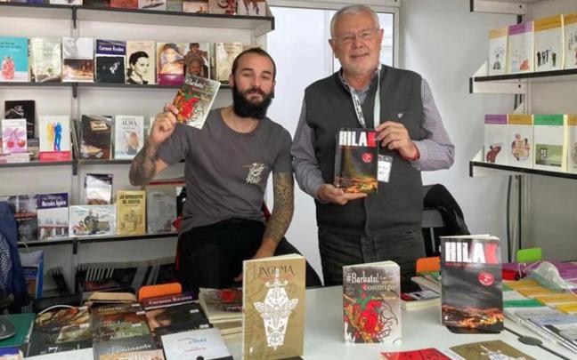 El leioaztarra Iker Polo Tomé, a la izquierda en la imagen, en su caseta de la Feria del Libro de Madrid.