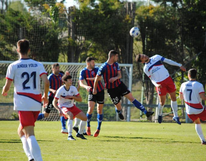 Rubén Aguas trata de despejar una acción del Leioa.