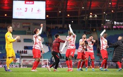 Los jugadores del Leipzige celebran una victoria.