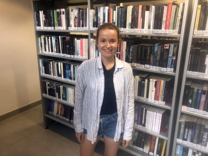 Leire Vargas posa en la biblioteca de Durango feliz con el premio literario obtenido en el Kutxa Ciudad de Irun, modalidad de poesía en euskera.