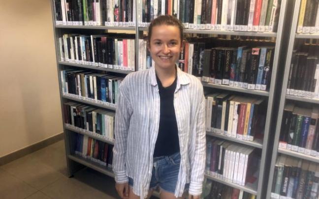 Leire Vargas posa en la biblioteca de Durango feliz con el premio literario obtenido en el Kutxa Ciudad de Irun, modalidad de poesía en euskera. Leire Vargas posa en la biblioteca de Durango feliz con el premio literario obtenido en el Kutxa Ciudad de Irun, modalidad de poesía en euskera.