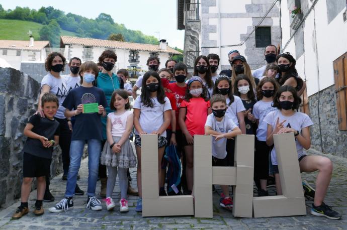 Iker Gómez e Iraitz Uriarte rodeados de las familias que se han unido a su reto, correr 150 kilómetros entre Linza, la Mesa de los Tres Reyes y Leitza por la inclusión.