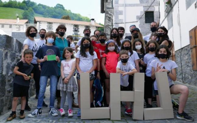 Iker Gómez e Iraitz Uriarte rodeados de las familias que se han unido a su reto, correr 150 kilómetros entre Linza, la Mesa de los Tres Reyes y Leitza por la inclusión. Iker Gómez e Iraitz Uriarte rodeados de las familias que se han unido a su reto, correr 150 kilómetros entre Linza, la Mesa de los Tres Reyes y Leitza por la inclusión.