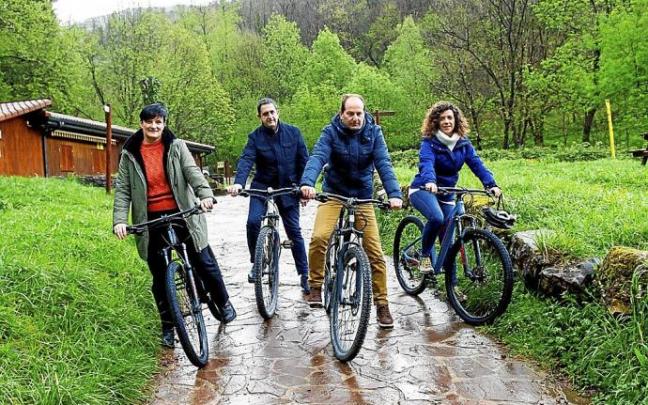 Representantes municipales y responsables del centro, ayer en la presentación de la temporada. Foto: N.G.