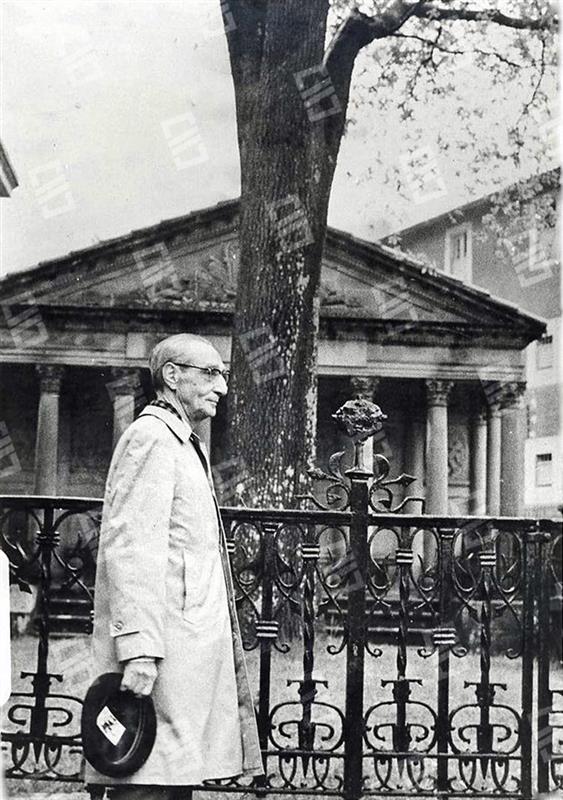 Jesús María de Leizaola junto al árbol de Gernika