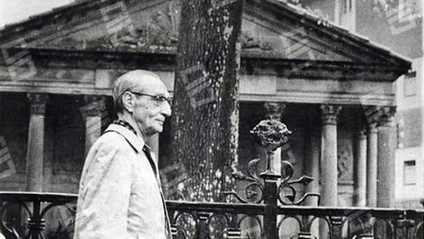 Jesús María de Leizaola junto al árbol de Gernika