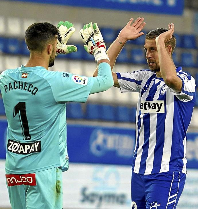 Pacheco y Lejeune celebran la permanencia lograda la temporada pasada frente al Granada. Foto: Alex Larretxi