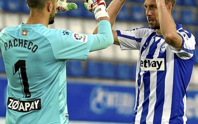 Pacheco y Lejeune celebran la permanencia lograda la temporada pasada frente al Granada. Foto: Alex Larretxi